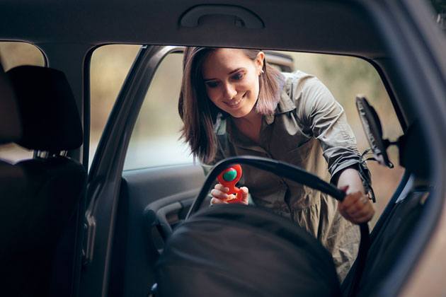 how to properly put newborn in car seat